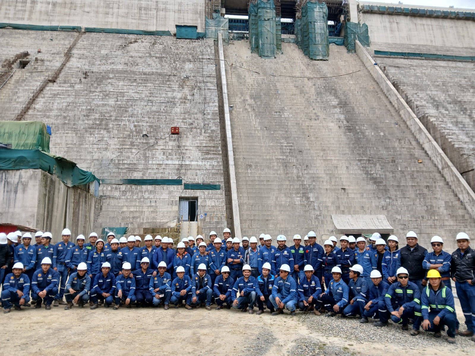 Estudiantes visitan y destacan el proyecto Hidroeléctrico Ivirizu en Cochabamba