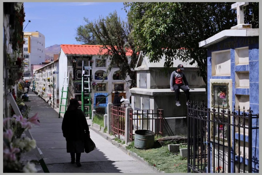 Aprehenden a funcionarios municipales por el presunto robo de 40 lápidas del Cementerio General en La Paz 
