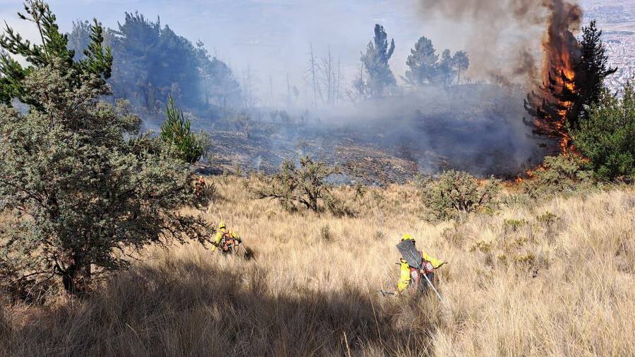 Vientos fuertes dificultan tareas de sofocación del incendio en el Parque Nacional Tunari