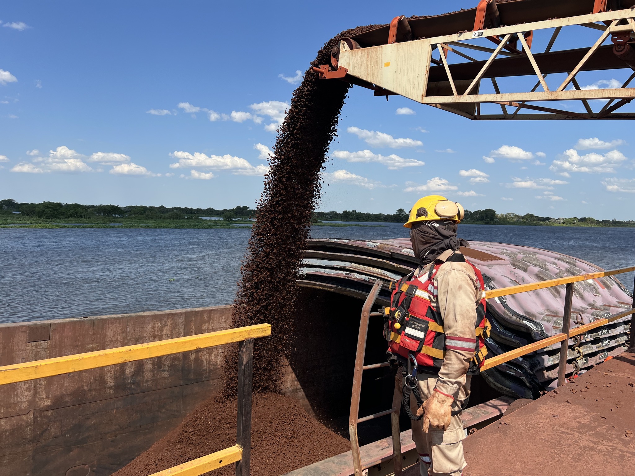 Empresa Siderúrgica exporta 5.015 toneladas de mineral de hierro a Paraguay