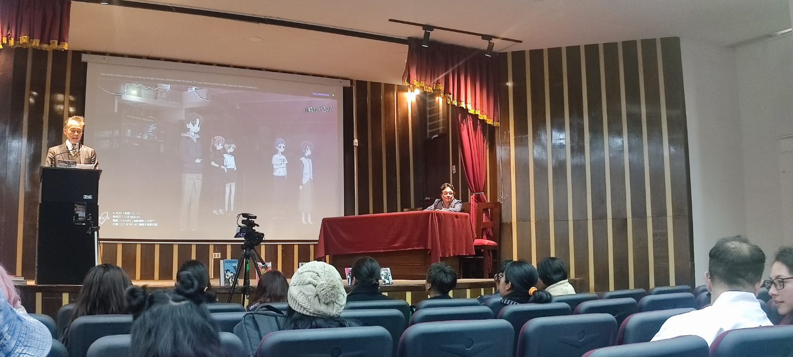 Organizan charlas en universidades para que jóvenes bolivianos se acerquen a la cultura pop japonesa 