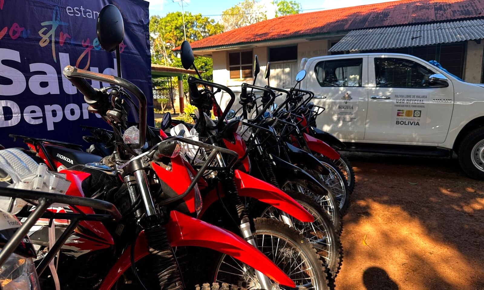 Gobierno entrega camionetas, motocicletas y equipos de computación para fortalecer la lucha contra la malaria en el Beni