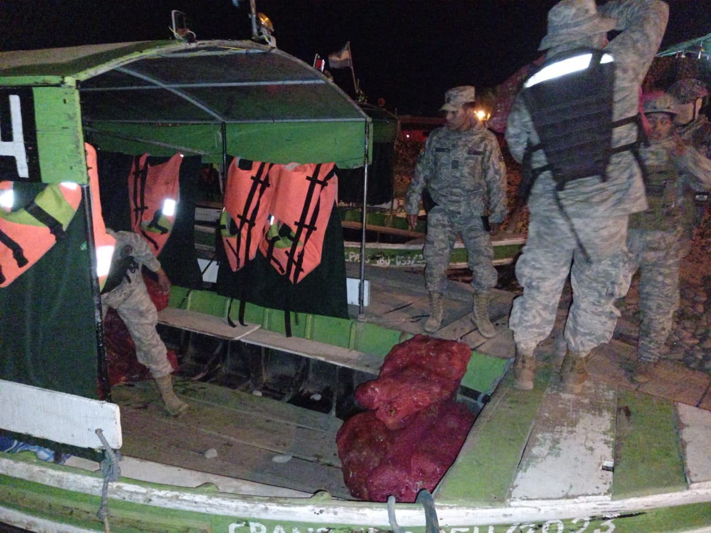 Armada destruye gomones y decomisa productos de contrabando en Bermejo