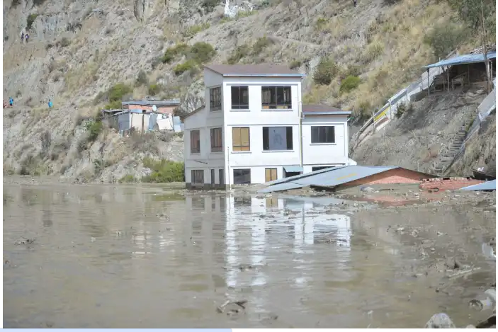 Damnificados piden a Defensoría del Pueblo y la APDHB intervenir para que la firma Kantutani retire el lodo de sus casas en Bajo Llojeta