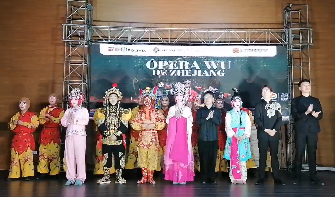 Ópera Wu de Zhejiang de China deslumbra en Sucre