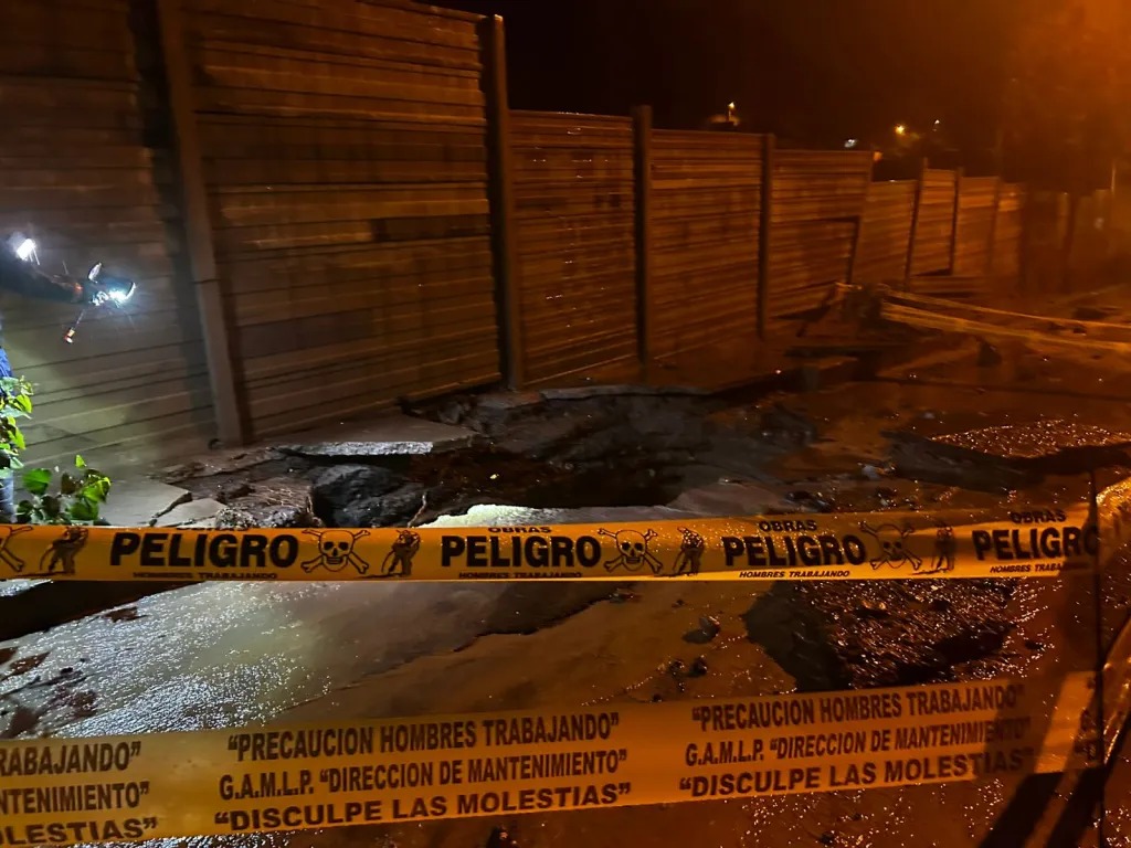 Cierran carril de subida de la avenida Costanera de la urbe paceña por sifonamiento y caída de muros 