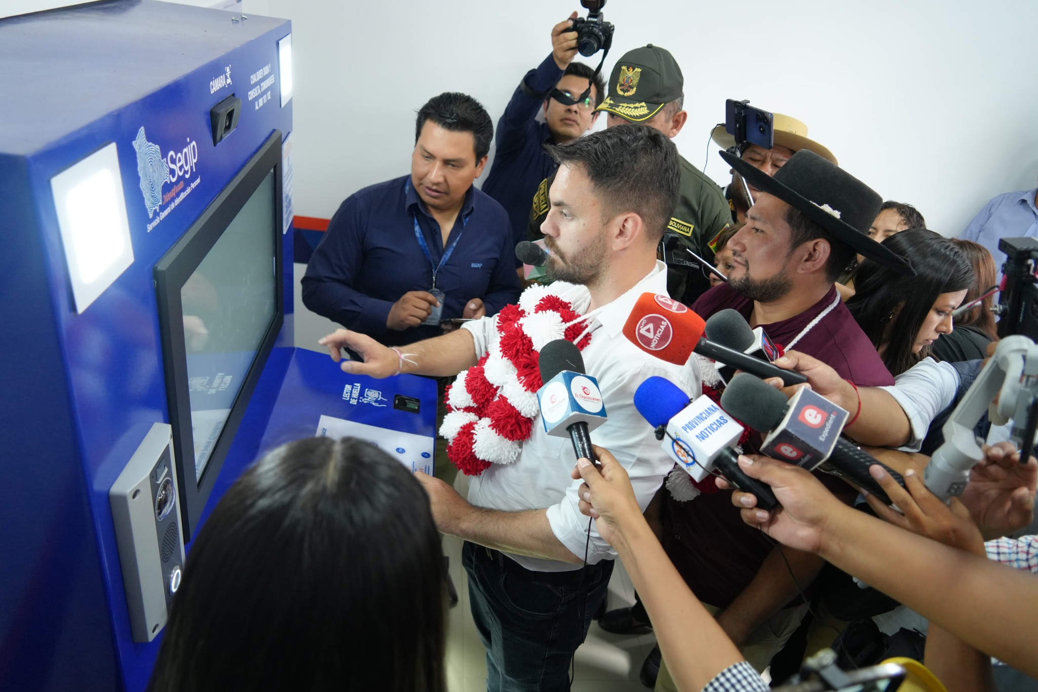 En Tarija inauguran máquina de reposición automática de cédulas de identidad y licencias de conducir
