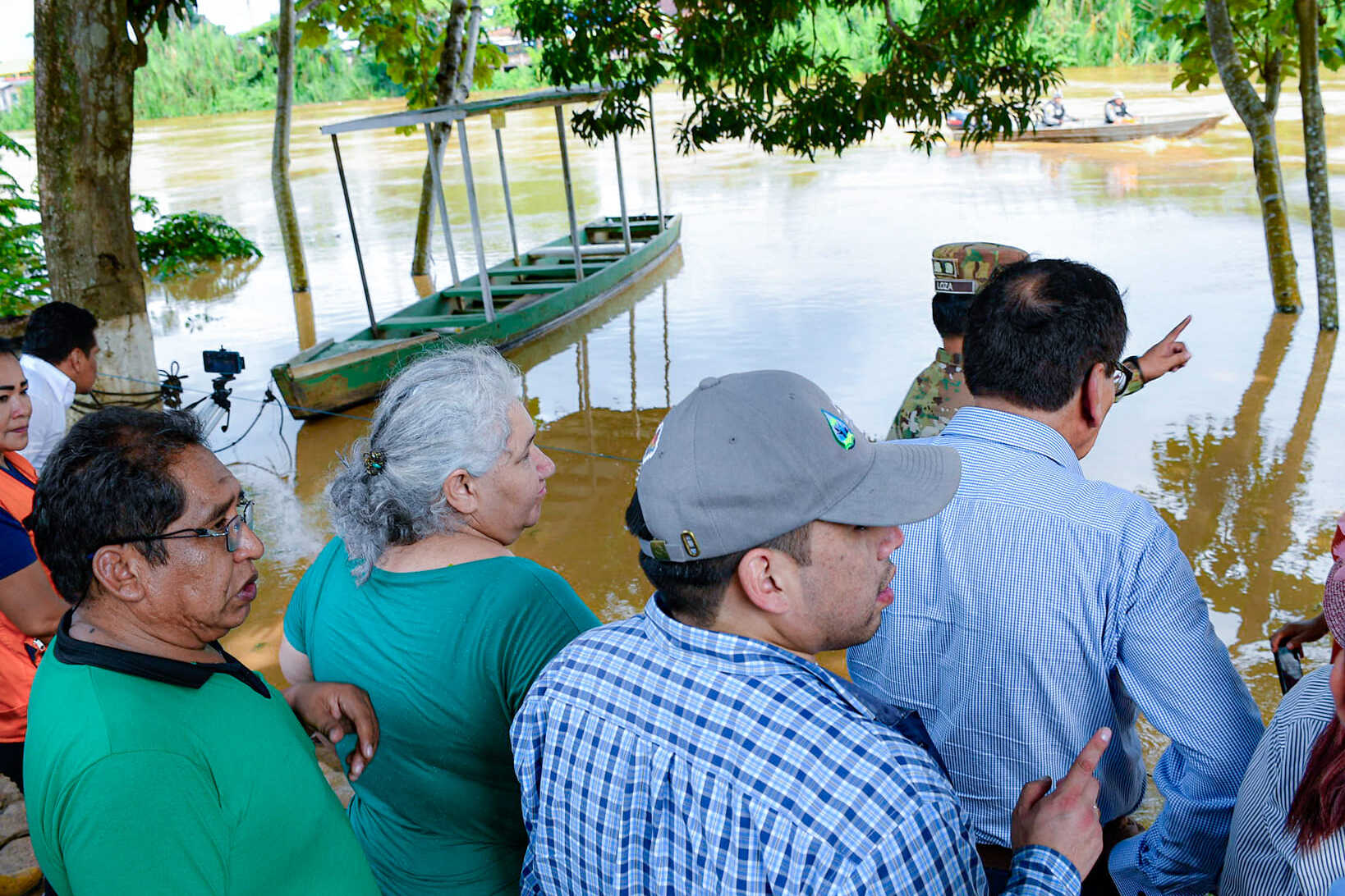 Autoridades de Bolivia y Brasil sobrevuelan río Acre para construcción de defensivo y reencauce 