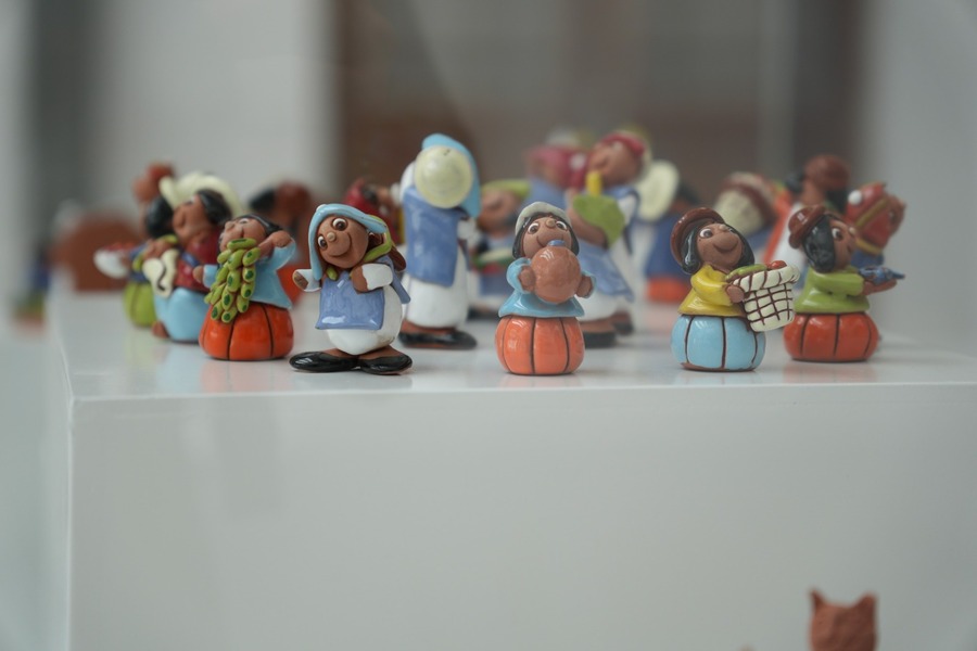 Muestra del maestro Walter Melendres, creador de los T’ilinchos, celebra las raíces y riqueza cultural de Bolivia