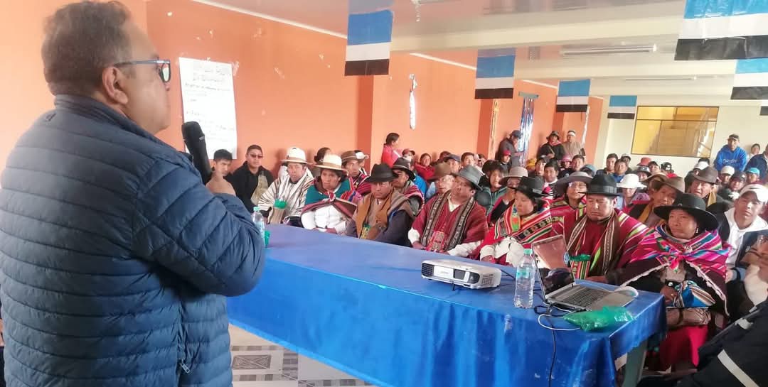 YLB socializa en Uyuni contratos para industrializar el litio