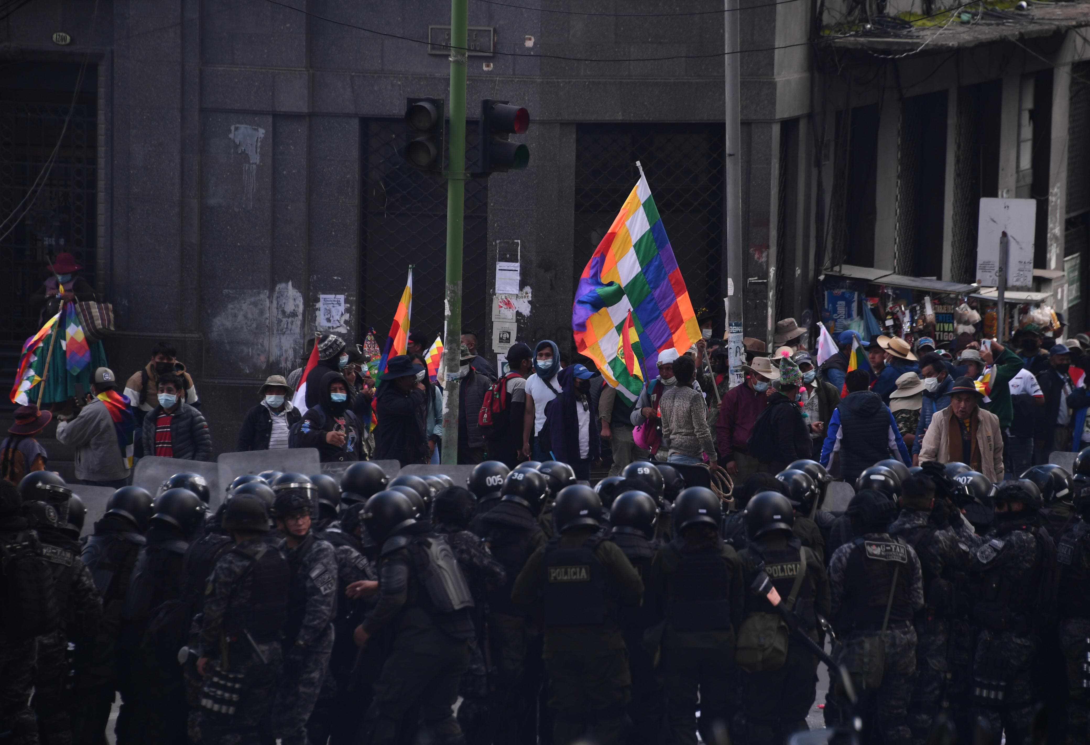 Violentas protestas de evistas dejan dos periodistas y un policía heridos, 23 fueron arrestados en La Paz y Cochabamba