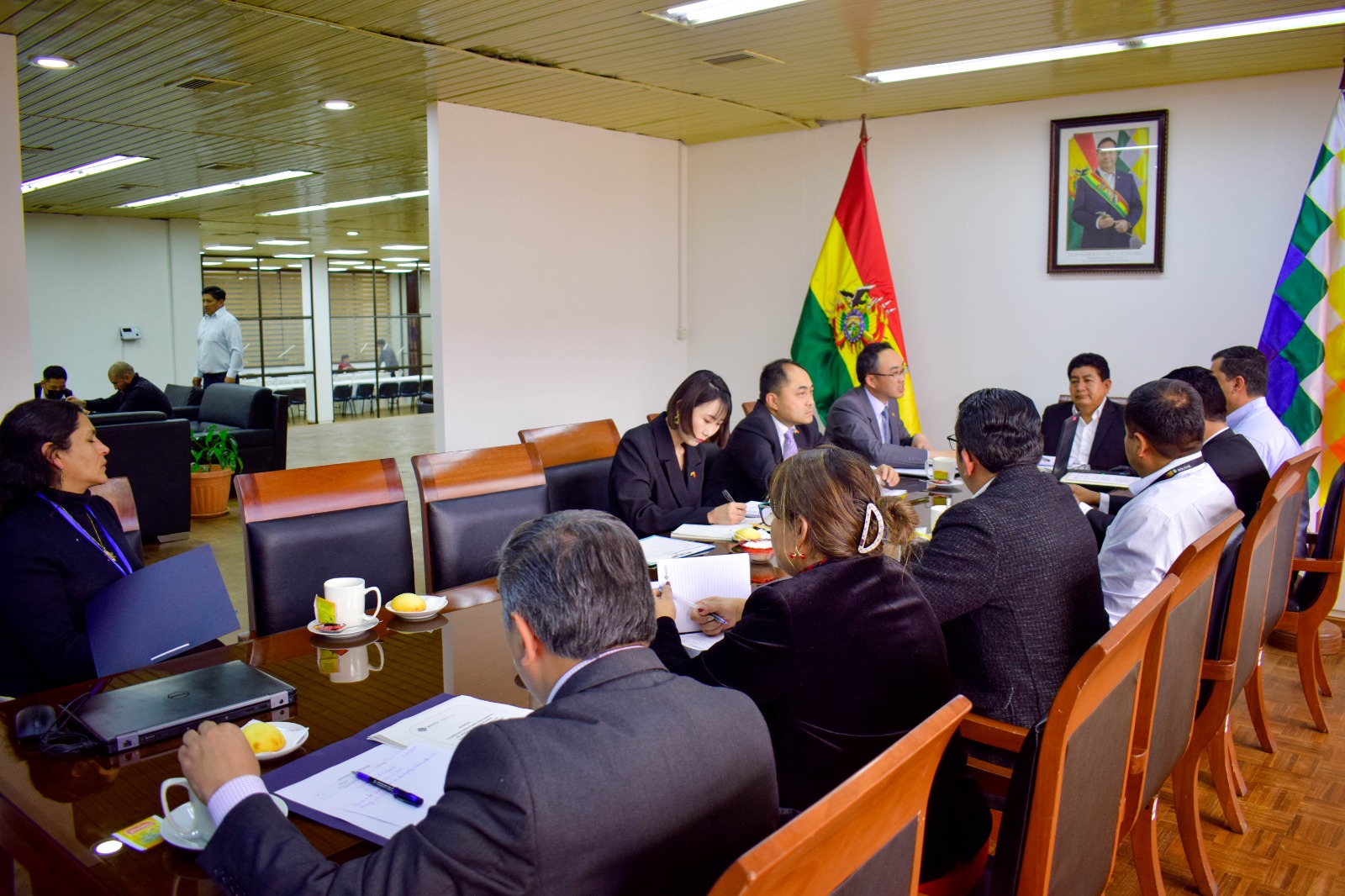 Autoridades de Bolivia y China se reúnen y conversan sobre infraestructura y transporte