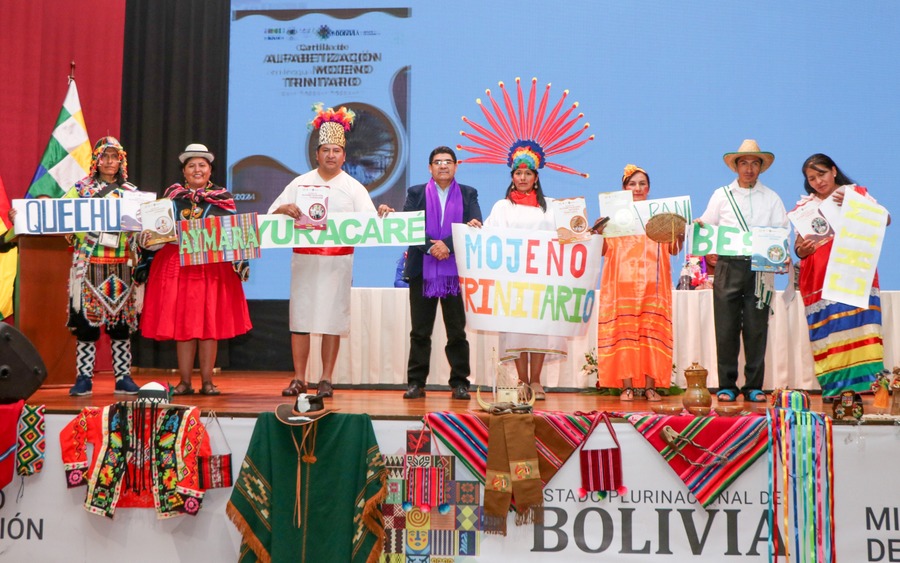 Educación presenta cartillas de alfabetización en lenguas originarias para erradicar el analfabetismo 