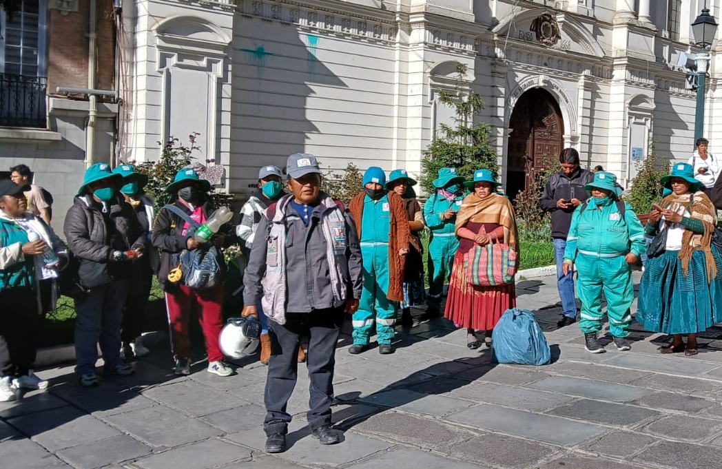 Trabajadores de La Paz Limpia protestan contra la Alcaldía por el no pago del servicio