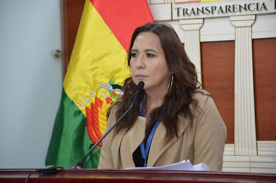 Investigación devela movimientos millonarios del exministro de Medio Ambiente y su asesor jurídico