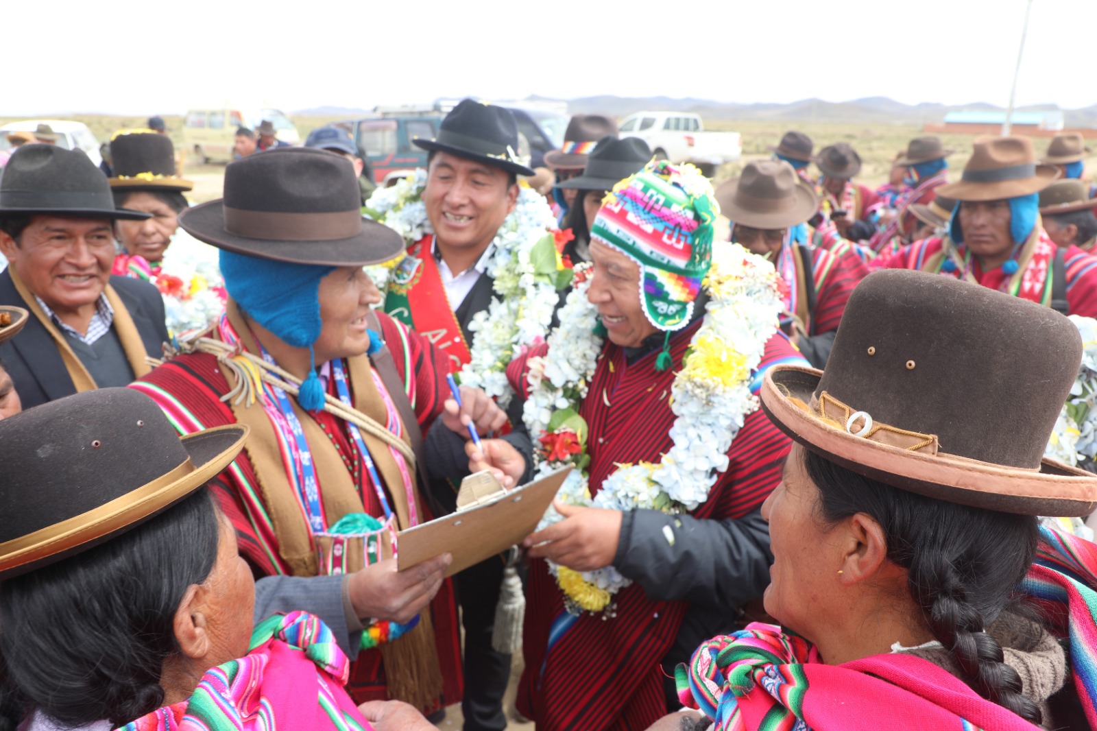 Calamarca inaugura 55 viviendas sociales, alcantarillado, enlosetado y una Radio Base