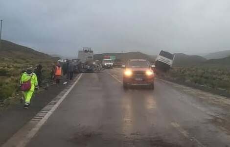 Grave accidente entre un bus y una vagoneta deja dos fallecidos en la carretera Oruro – Pisiga 