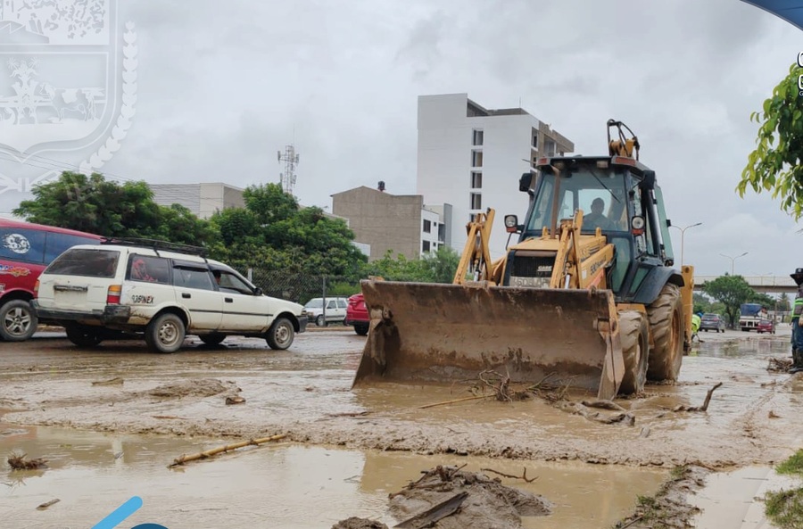 Rebalse de torrentera deja viviendas y calles anegadas en Colcapirhua
