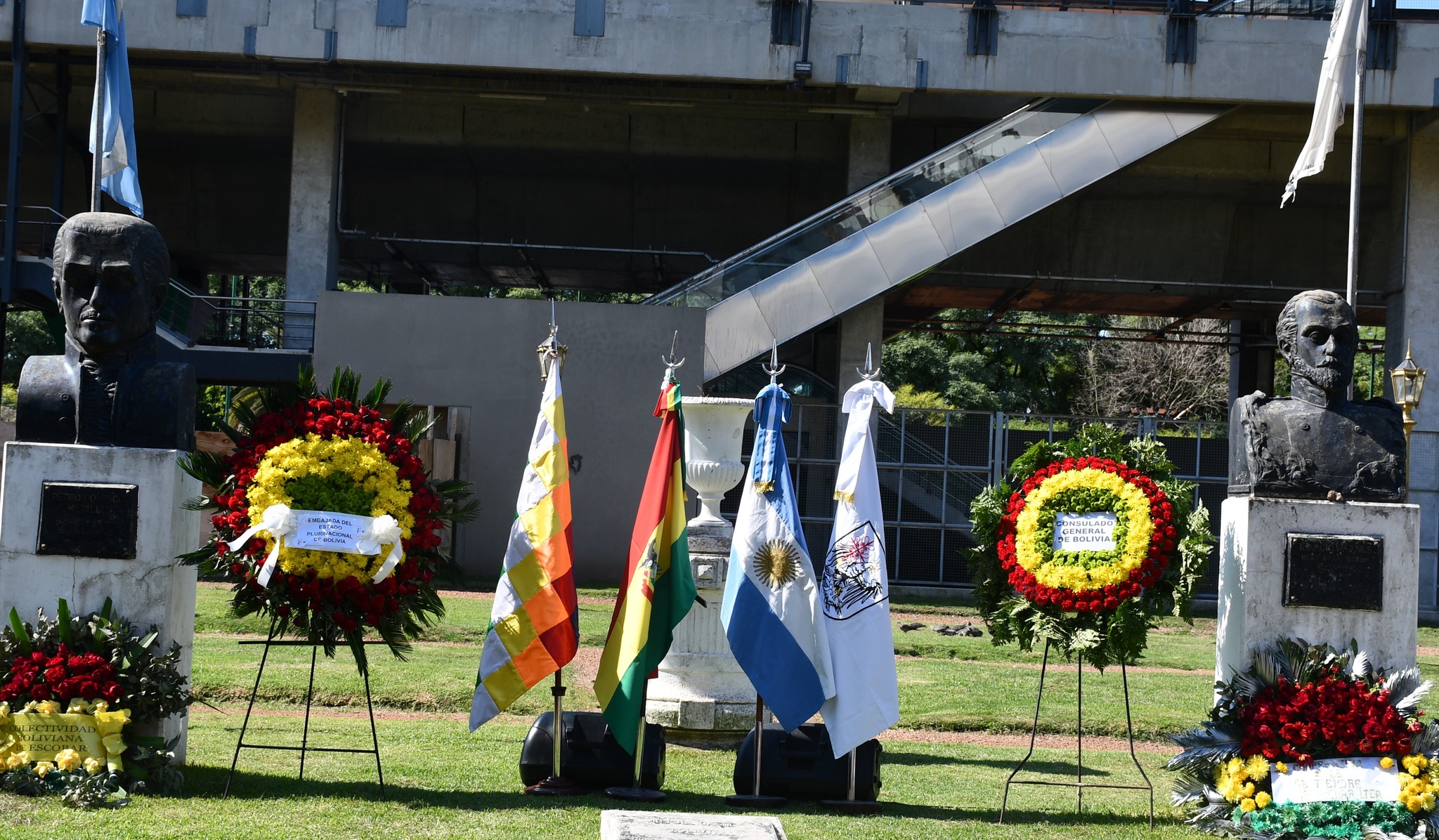 Ofrenda floral por el aniversario del Estado Plurinacional de Bolivia en la Plaza Bolivia, Buenos Aires. Foto: RRSS