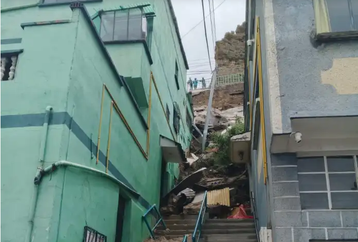 Ante riesgo de caída de talud, evacúan a 12 familias de sus viviendas en la zona Pasankeri de La Paz