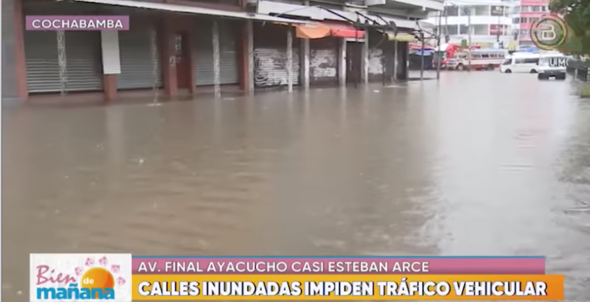 Lluvias inundaron calles y avenidas en la ciudad de Cochabamba