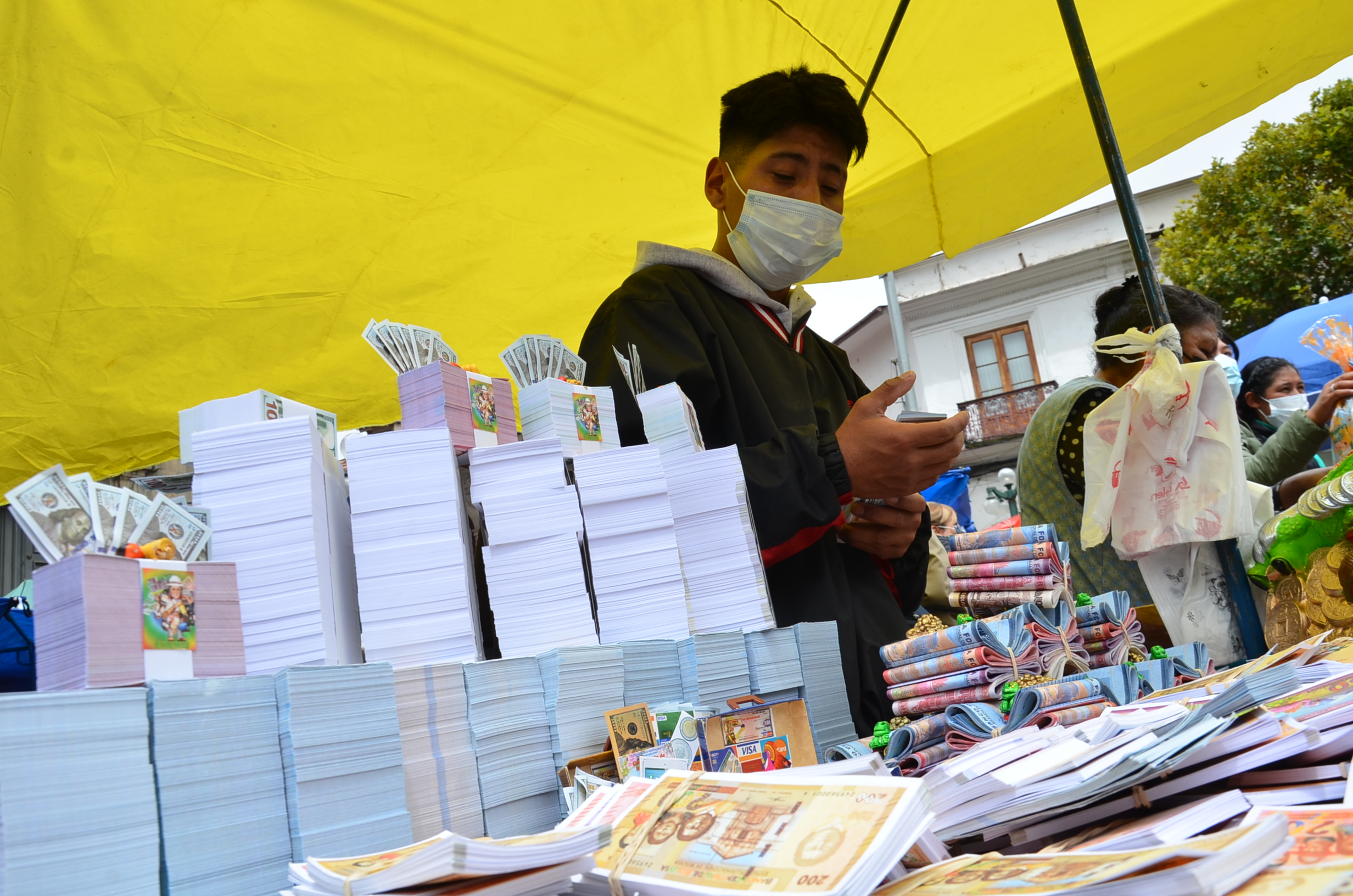 Policía decomisará billetes de tamaño real en la feria de Alasita