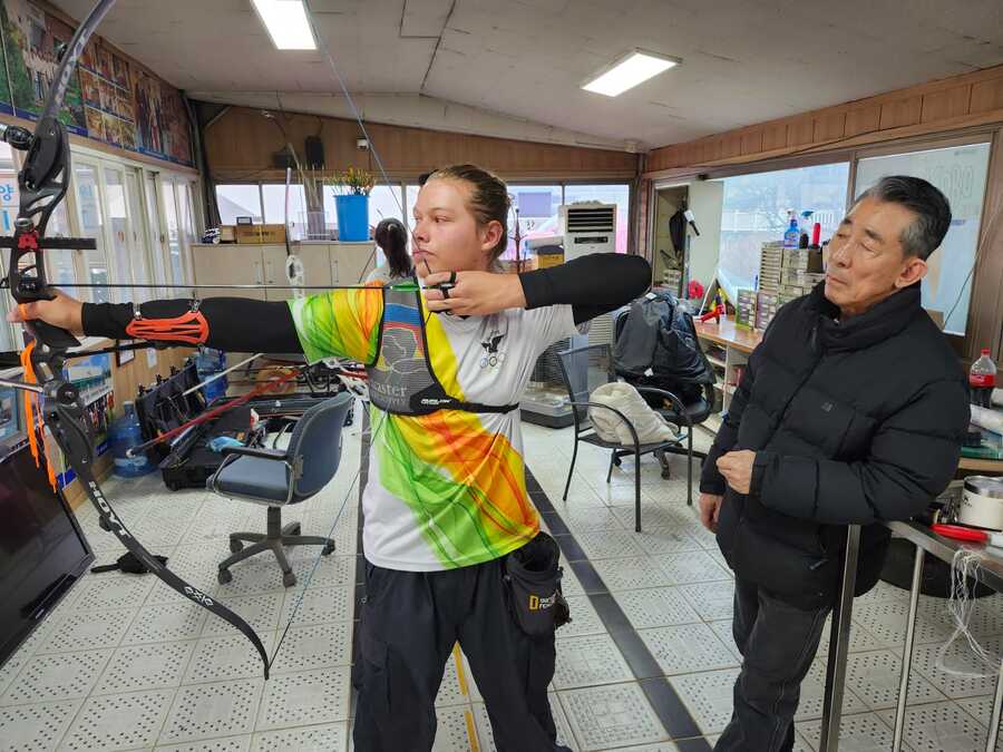 El arquero Nanuq Herzog perfecciona su técnica en Corea del Sur