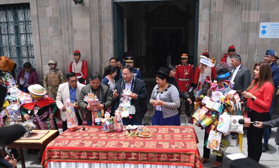 Presidente Arce participa de la fiesta de Alasita, recibió obsequios y regala billetes y casas en miniatura