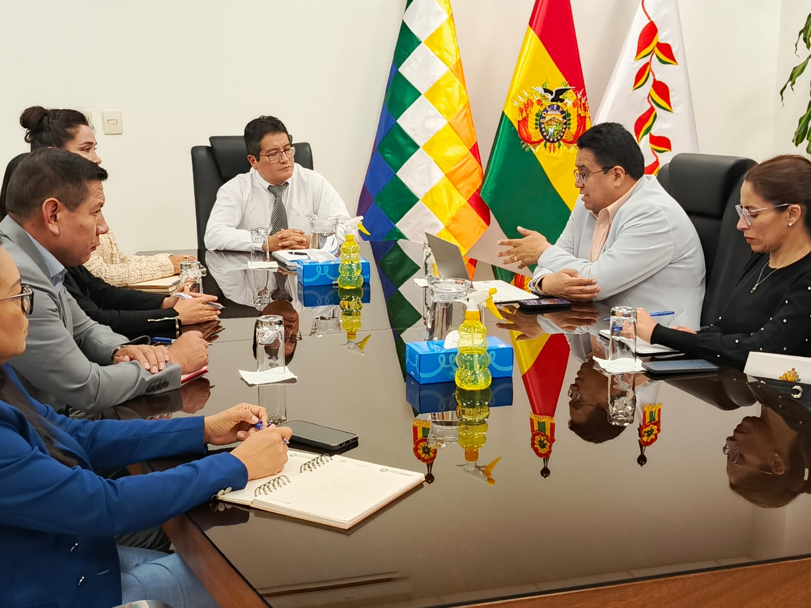 Ministro de Justicia y Transparencia Institucional, César Siles, en reunión de coordinación interinstitucional con el Tribunal Agroambiental, Sucre. Foto: RRSS