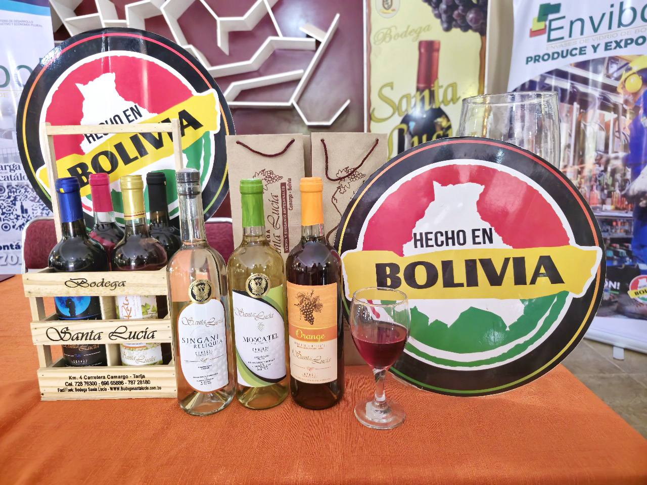 Estatal Envibol y Bodega Santa Lucía firman contrato para provisión de 35.882 botellas 