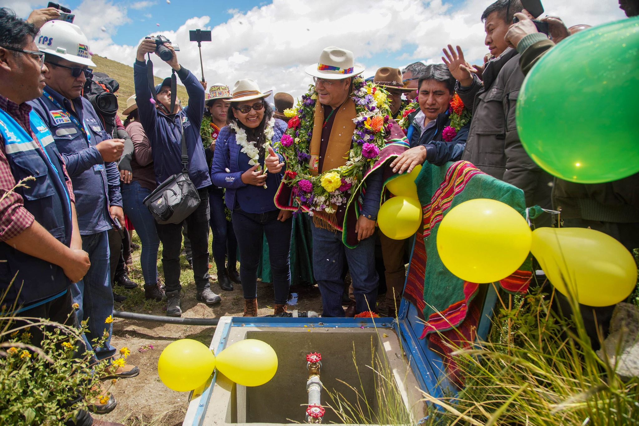 En Santiago de Huari entregan riego tecnificado, alcantarillado sanitario, enlosetado y 31 viviendas por cerca de Bs 9 millones