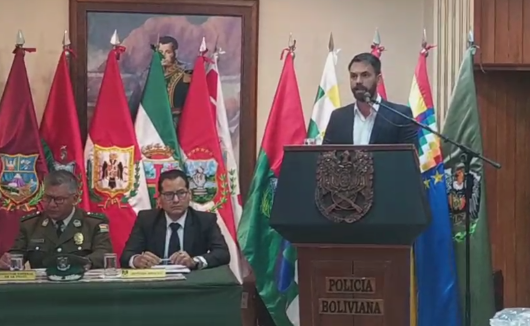 Reyna fue aprehendida y es acusada por tres delitos, tras ser encontrada junto a sus dos niños en un alojamiento