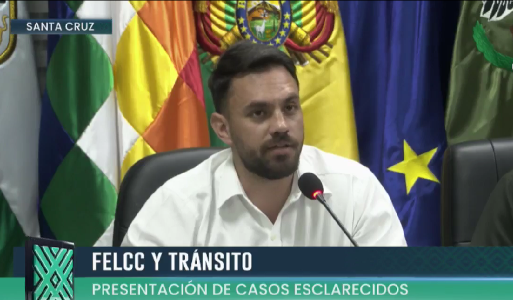 Aprehenden a conductor ebrio que colisionó con tres vehículos y atropelló a una persona en Santa Cruz