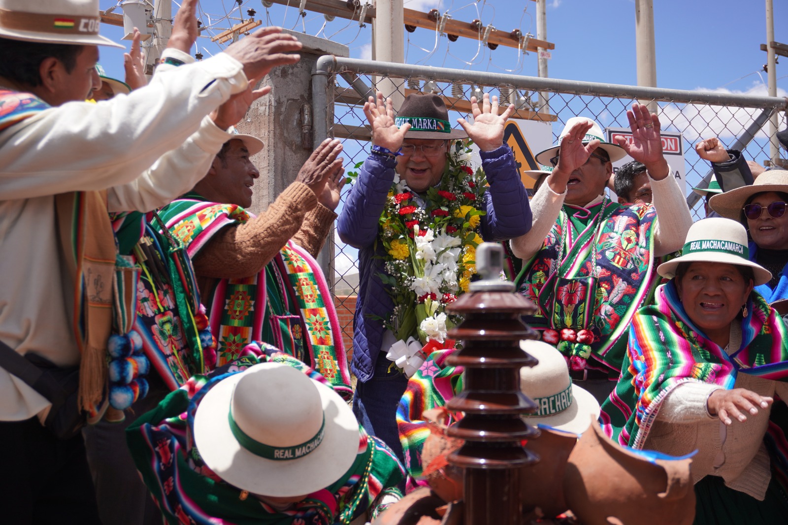 Presidente Arce entrega línea de media tensión que garantiza electricidad confiable a más de 1.000 familias en Oruro. Foto: UCOM MHE