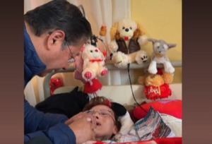 Arce visitó a Fabiola, una mujer con fibrodisplacia con talento para la escritura y la pintura en tela