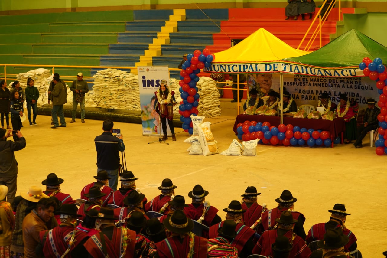 Entregan insumos agropecuarios a 700 familias productoras de Tiahuanaco afectadas por la sequía 