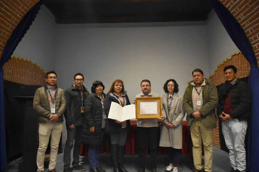 Entregan certificado de incorporación del Expediente del traslado de indios de Puno a la Villa Imperial en 1745 al registro Memoria del Mundo