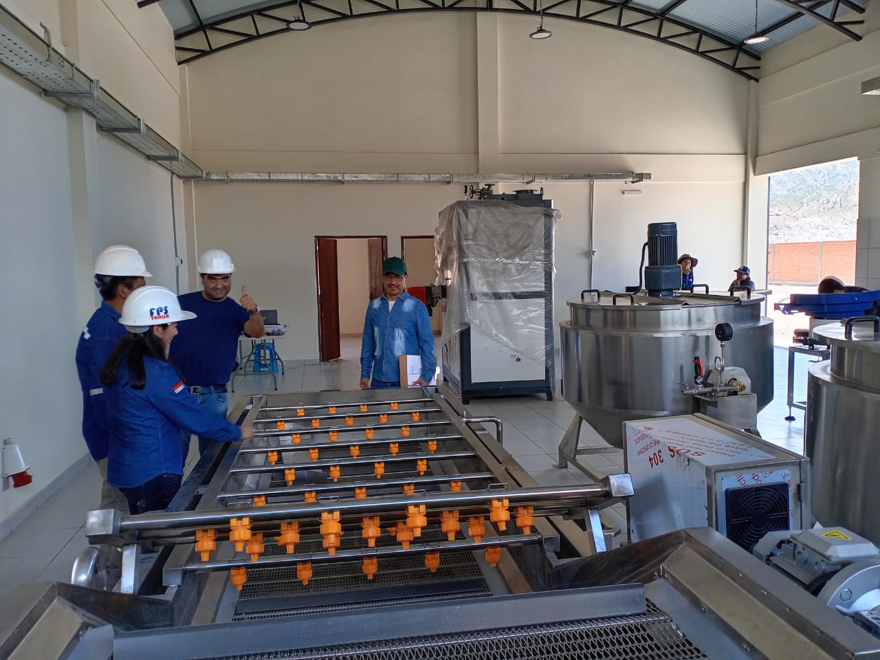 Montan equipos de la planta de industrialización de membrillo en Yunchará