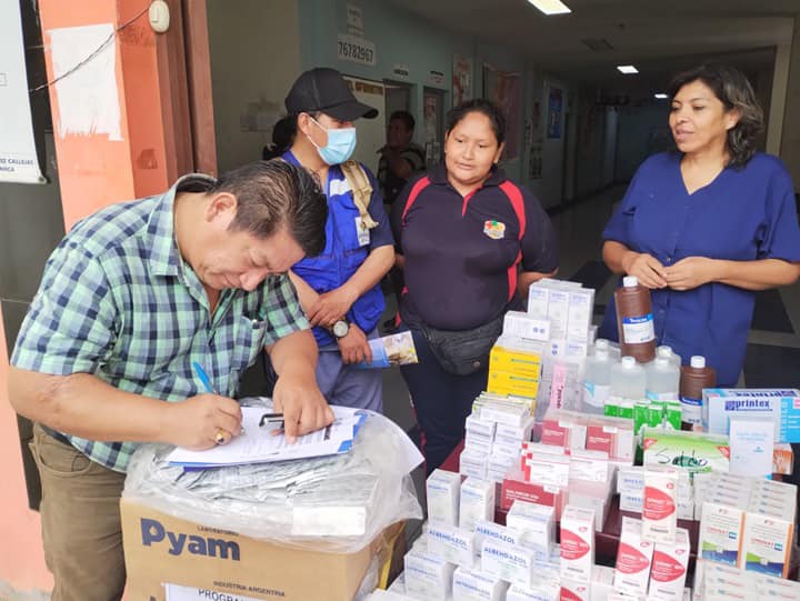 Médicos atienden y entregan medicamentos a afectados por inundaciones en Tipuani, se mide la calidad de agua que consumen