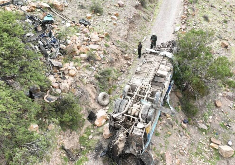 Dos menores de edad luchan por su vida en terapia intensiva tras el trágico embarrancamiento de un bus en Potosí