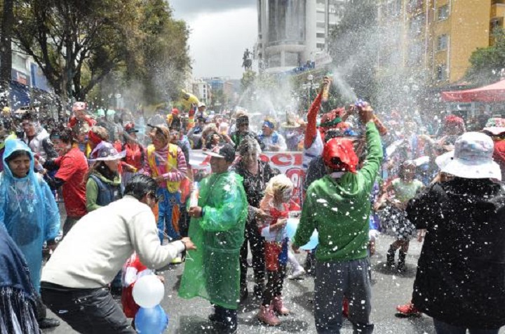 Autorizan 7 marcas de espuma para Carnaval e instan a alcaldías a controlar venta en el mercado 