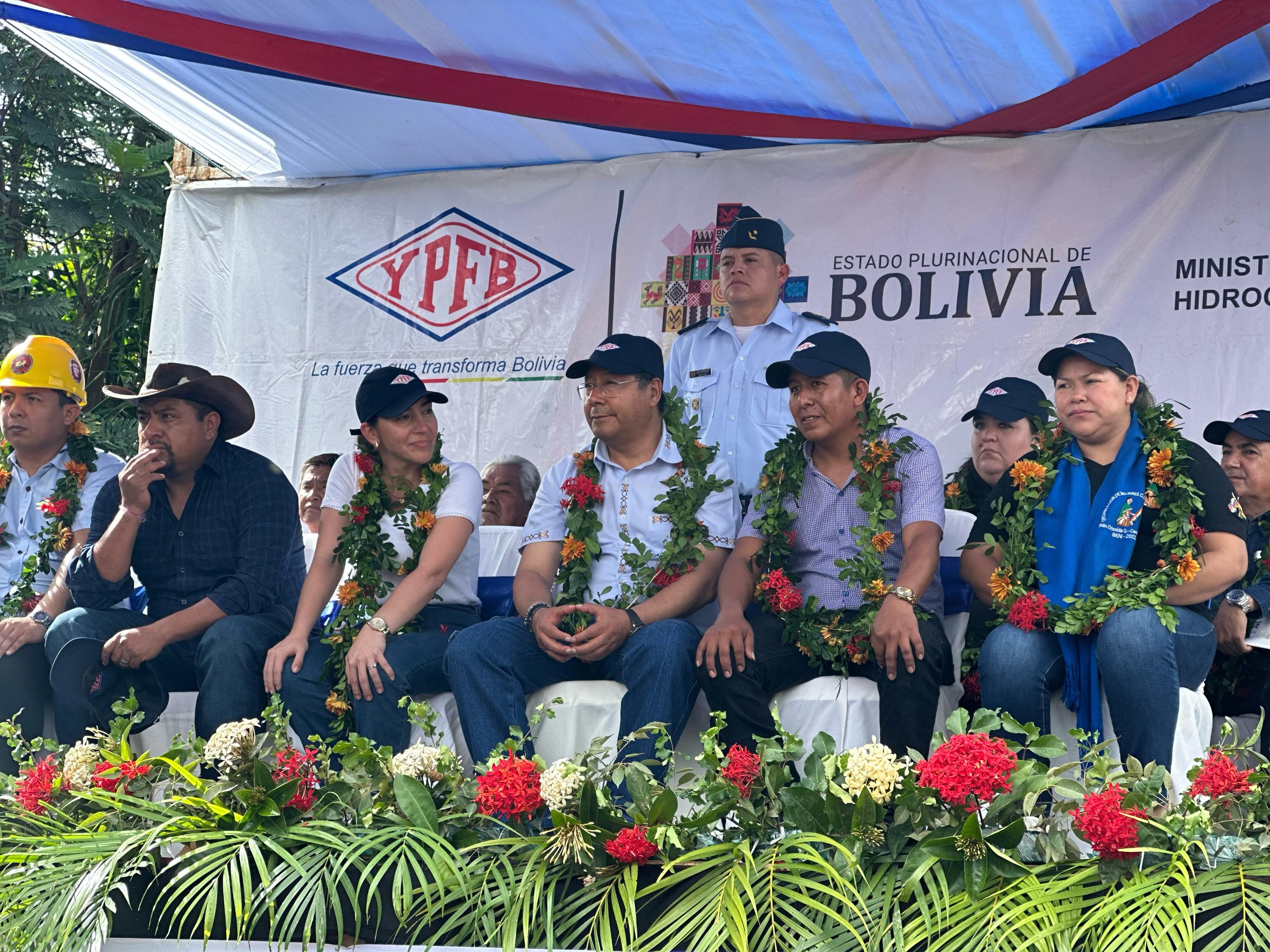 Arce entrega instalaciones de gas domiciliario, viviendas y línea de transmisión eléctrica en Trinidad