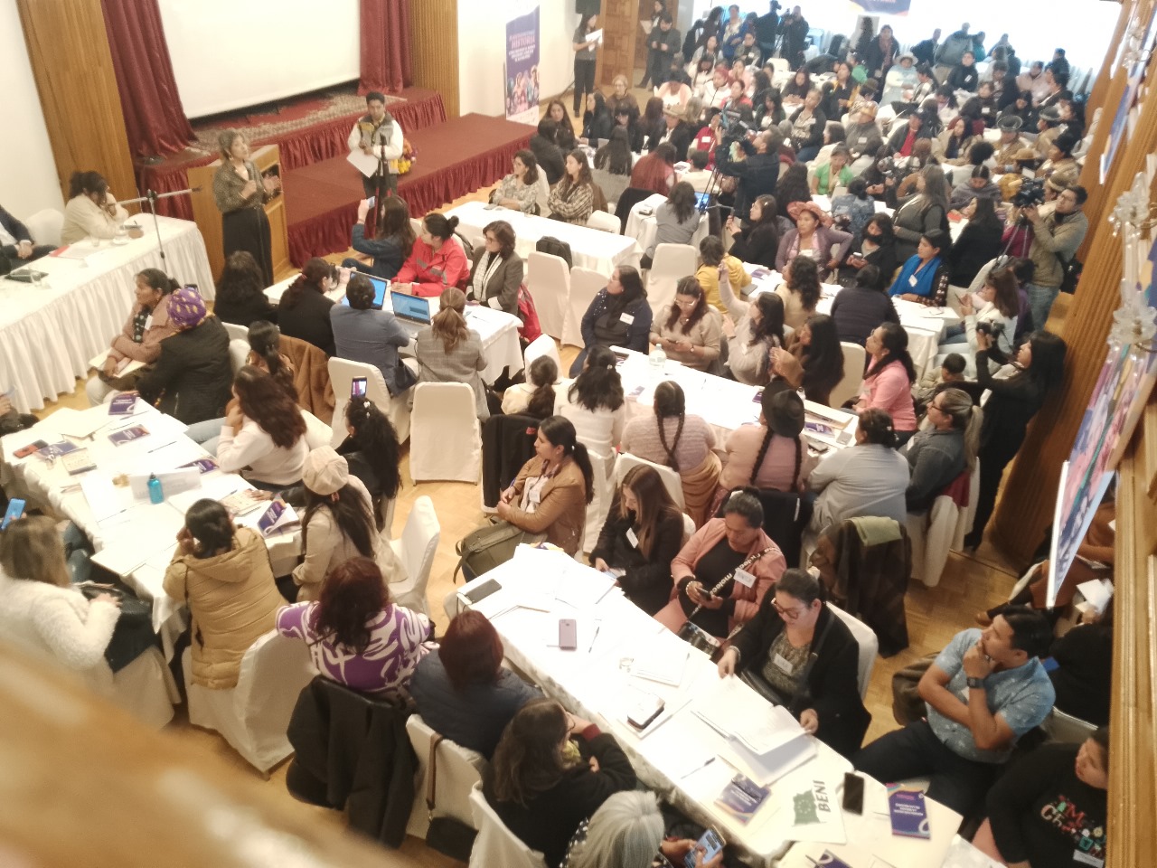 Más de 300 mujeres se reúnen en La Paz para profundizar la despatriarcalización 