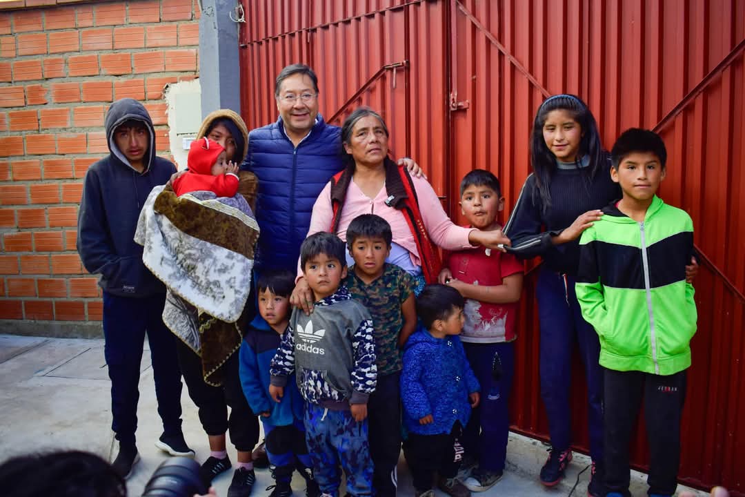 María Elena recibe las llaves de su casa de manos del presidente