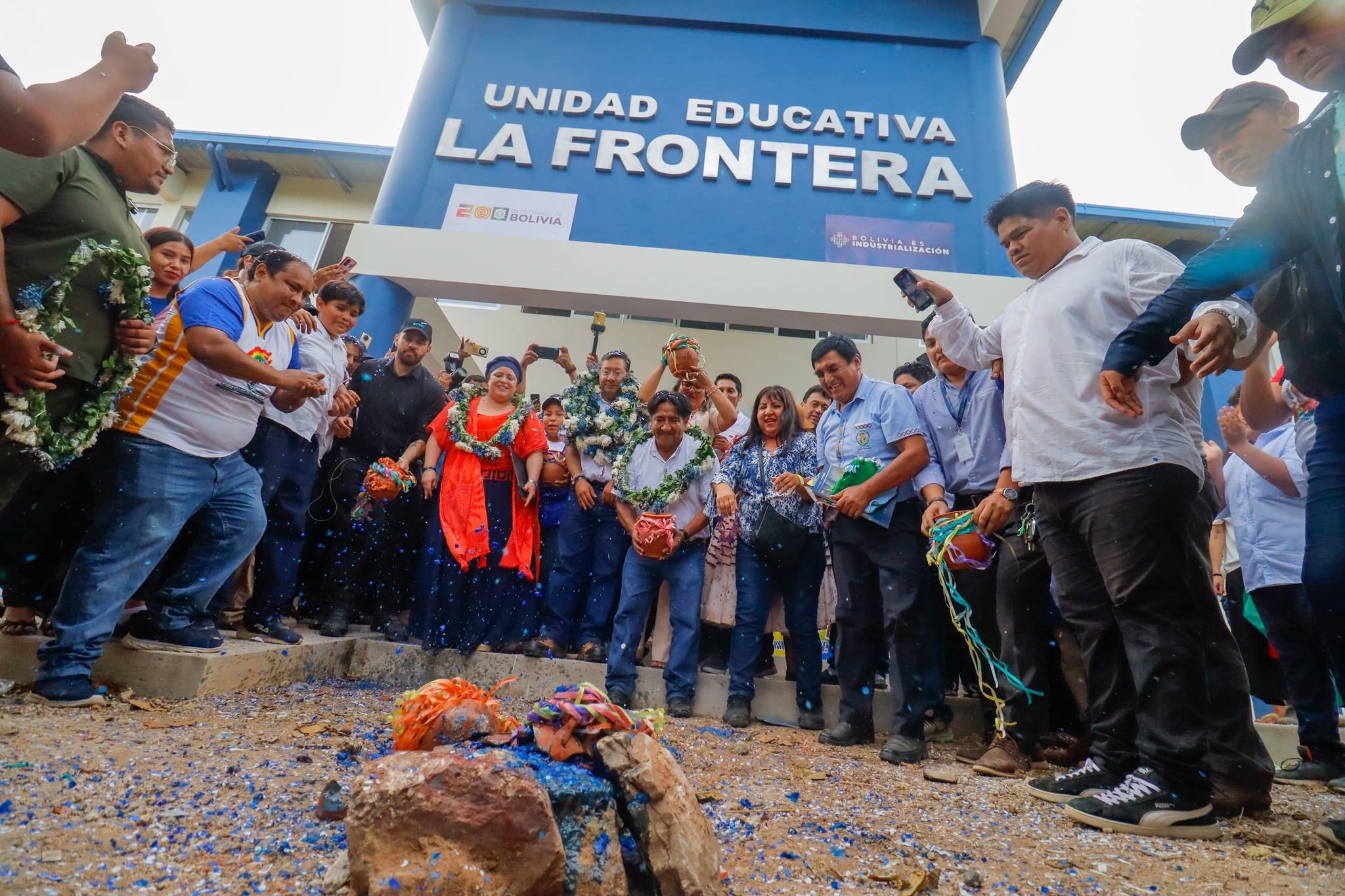 En Puerto Quijarro entregan dos unidades educativas, 40 viviendas y maquinaria para el agro por más de Bs 22,3 millones