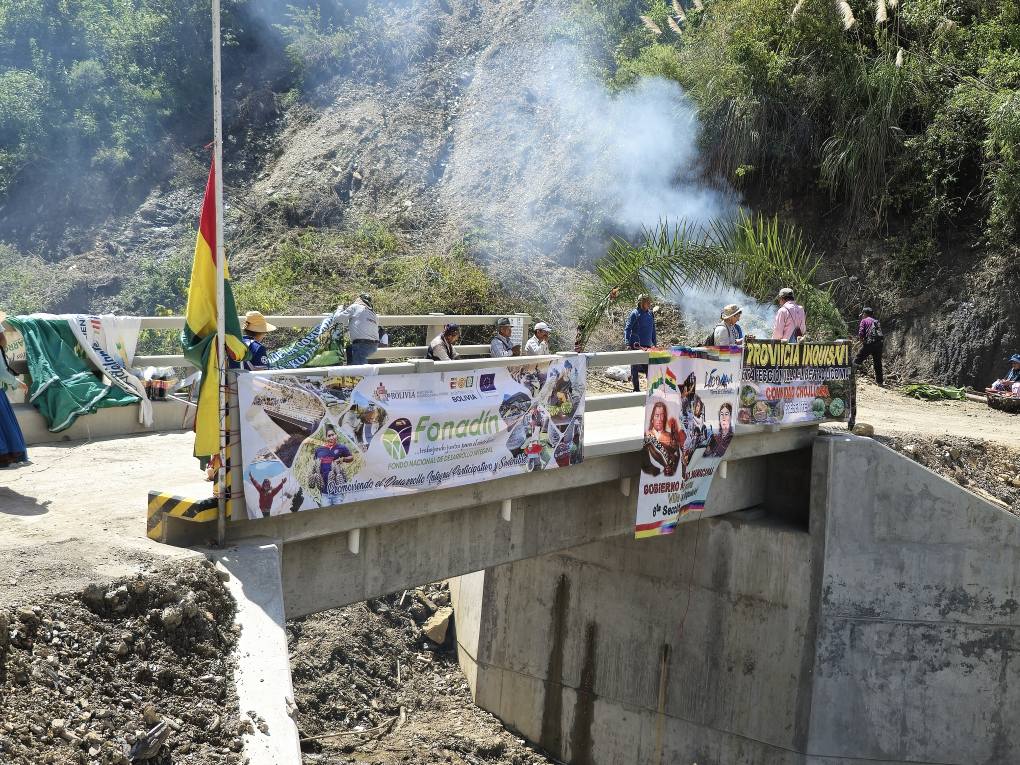 Acto de entrega del puente vehicular "Bella Vista" en Licoma, La Paz. Foto: MDRyT