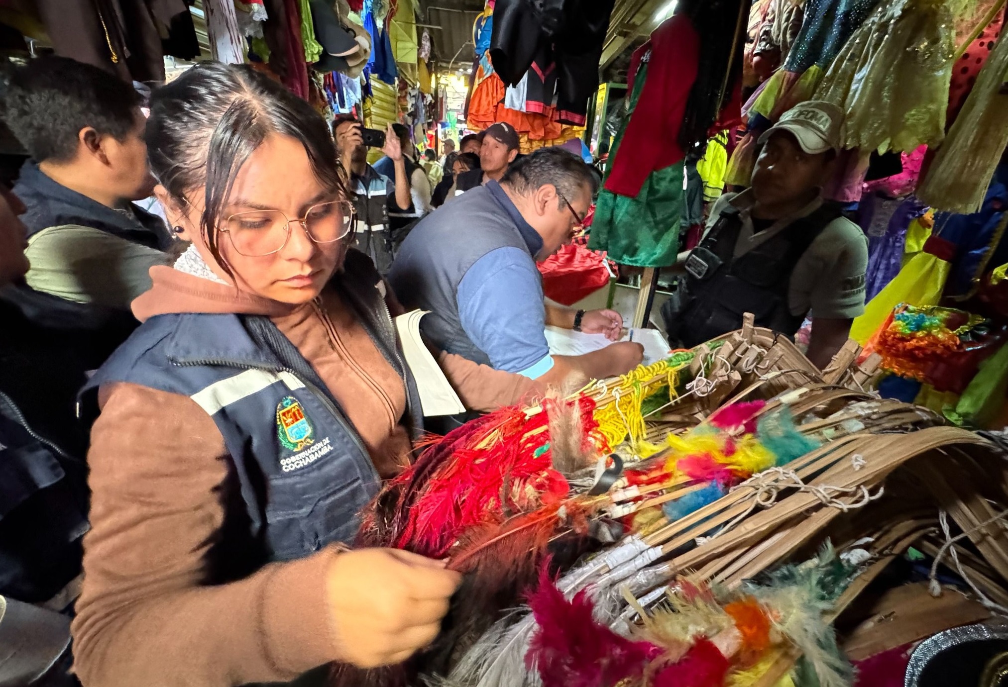 En Cochabamba decomisan trajes de Tobas y Suri Sicuris elaborados con más de 181 plumas reales