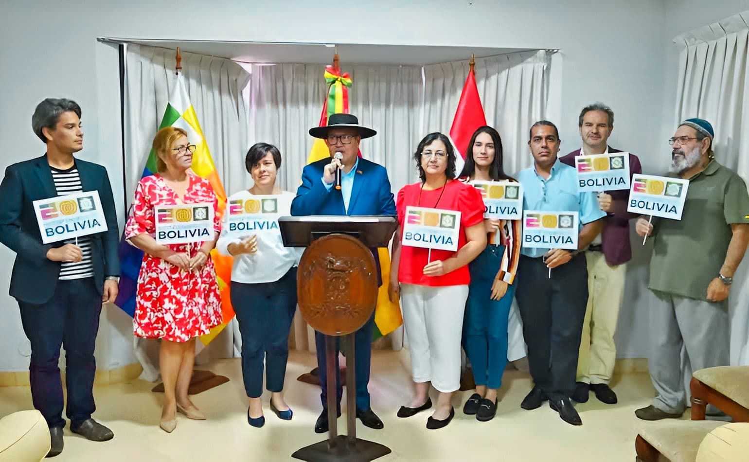 Embajador de Bolivia en Paraguay, Rufino Pasquito junto a organizadore de la Feria del Libro Chacú Guaraní. Foto: Cancillería Bolivia