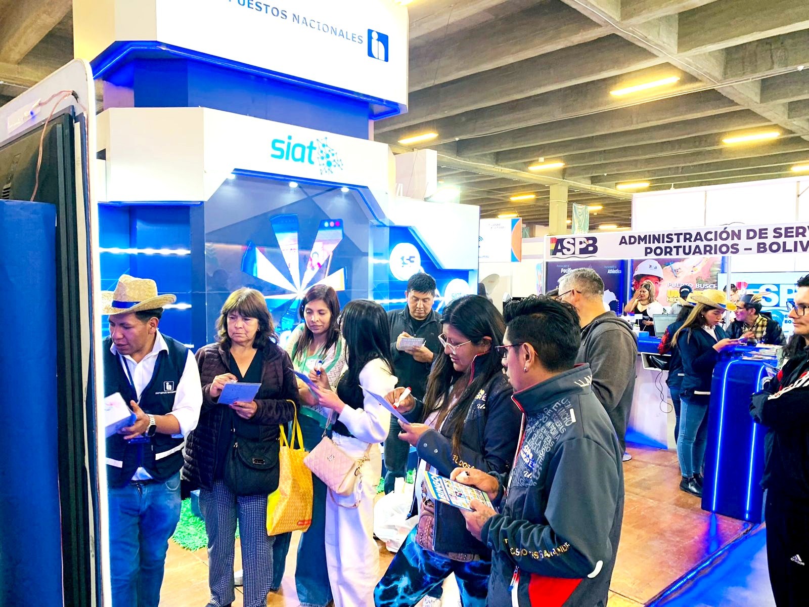 Impuestos muestra su amplia gama de servicios digitales en la feria La Paz Expone 2025