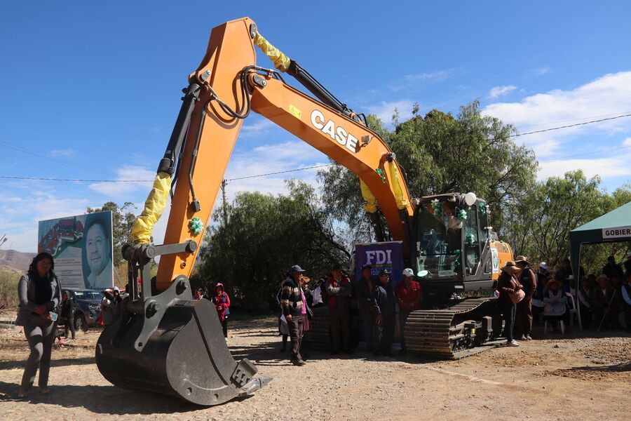 En Cochabamba entregan maquinaria para construir 18 atajados y almacenar agua destinada a riego